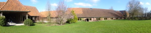 Vue panoramique du préau, du jardin et de la grande grange
